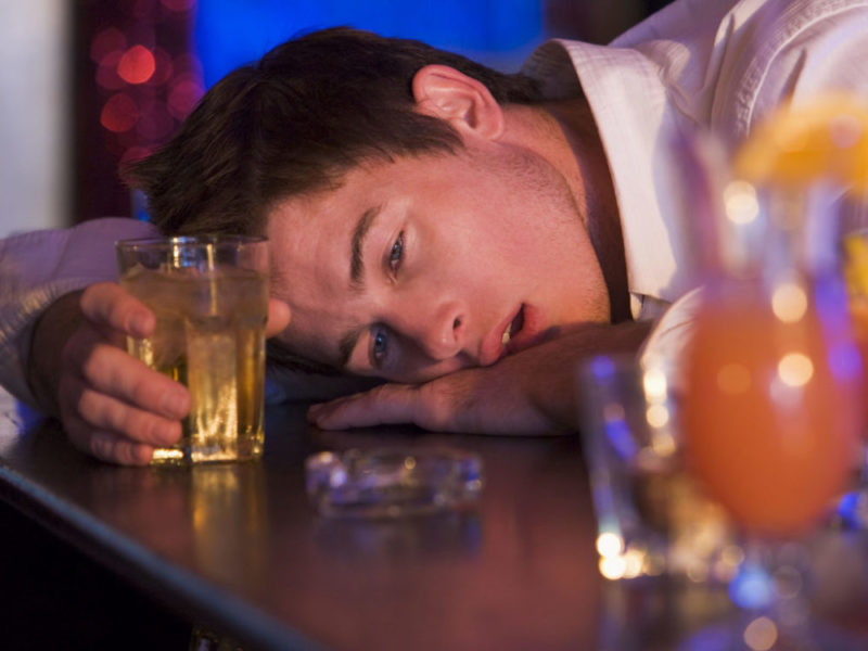 Парень в сильном алкогольном опьянении