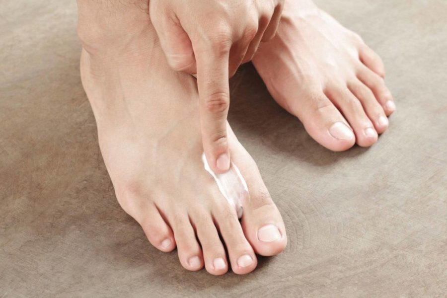 Нанесение крема на пальцы ноги