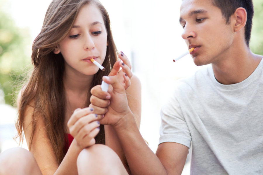 Подростки курят сигареты