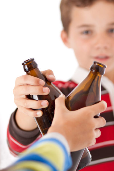 Дети держат в руках бутылки