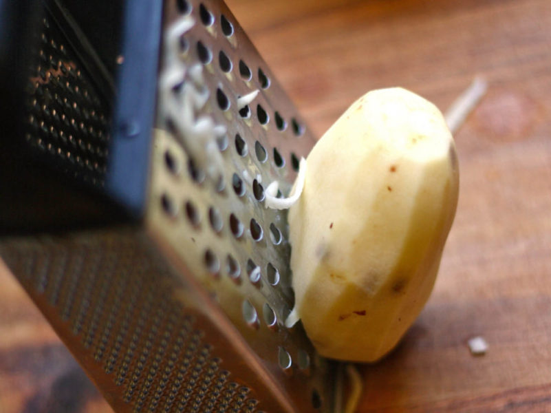 Измельчение картофеля на терке