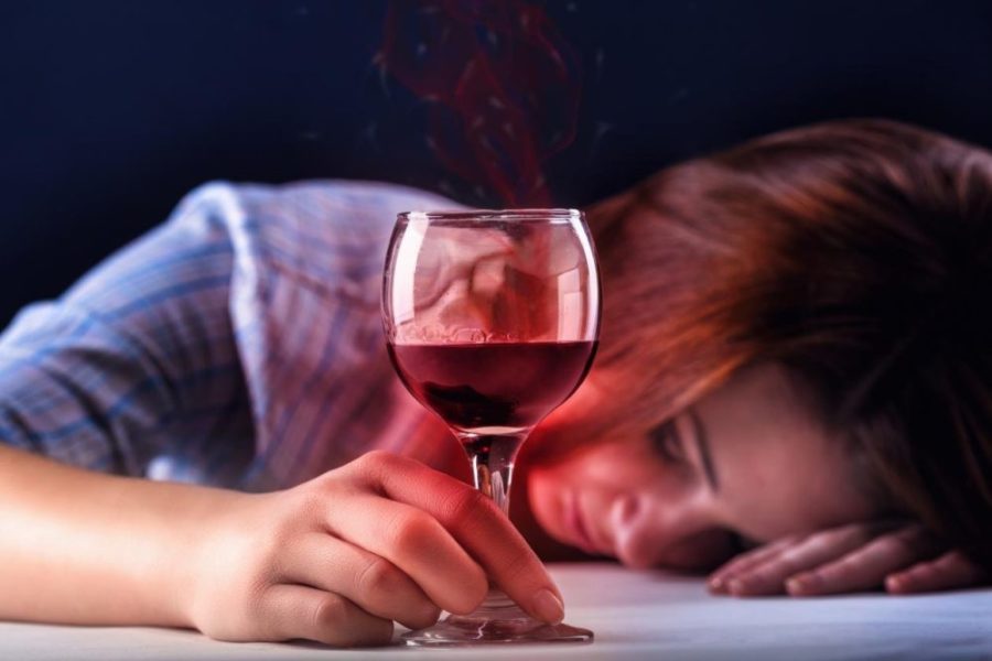 Девушка уснула выпивая вино
