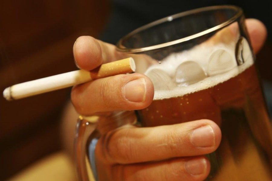 Алкоголь и сигарета в руке