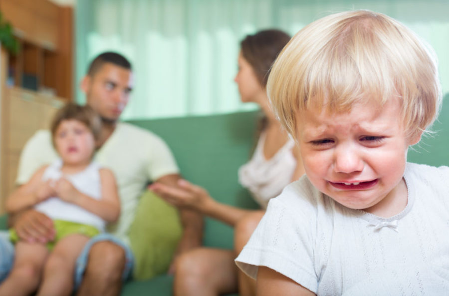 Ребенок плачет из-за скандала родителей