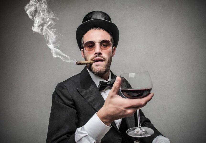 Мужчина с сигарой и вином
