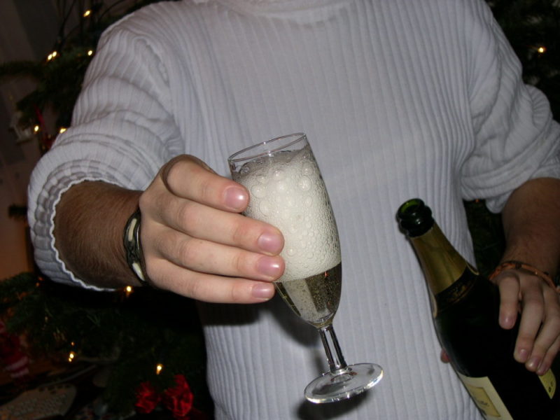 Мужчина протягивает бокал с шампанским