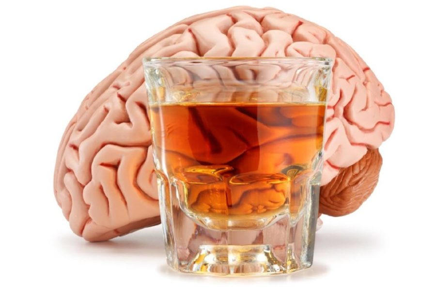 Головной мозг и стакан с алкоголем
