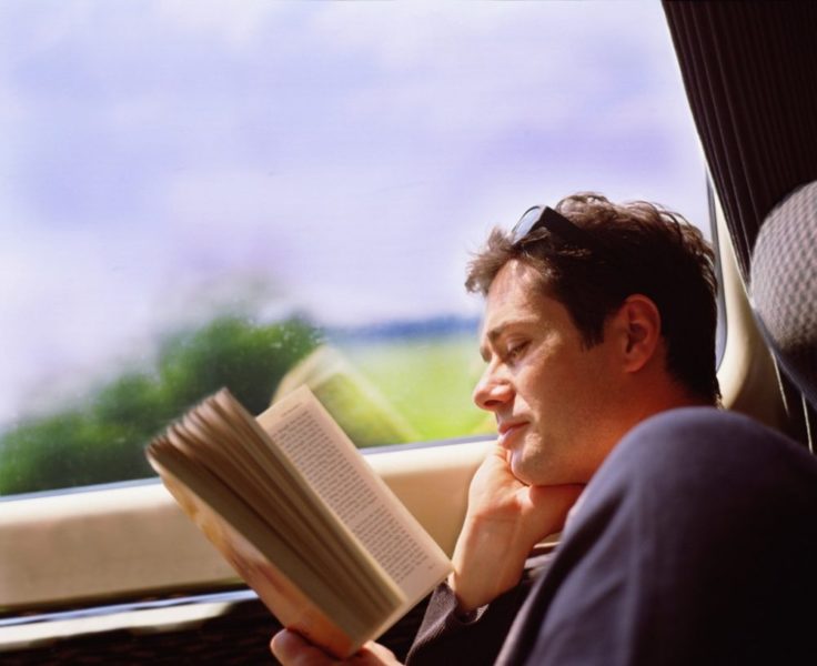 Мужчина читает книгу