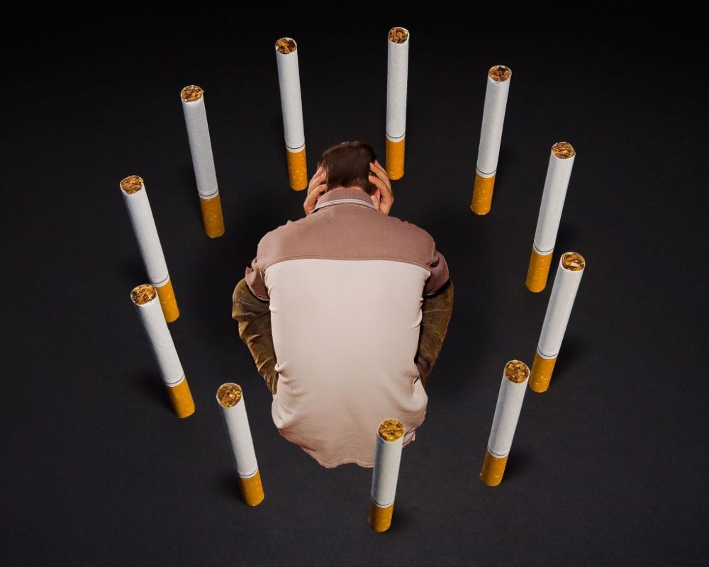 Человек в кругу сигарет