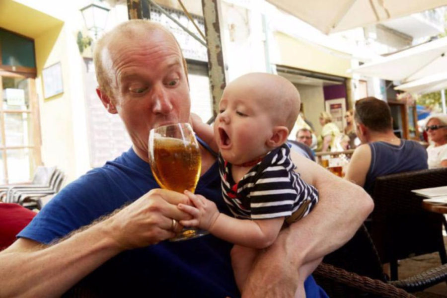 Отец пьет пиво при ребенке