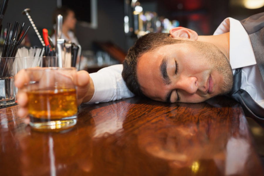 Мужчина спит за барной стойкой
