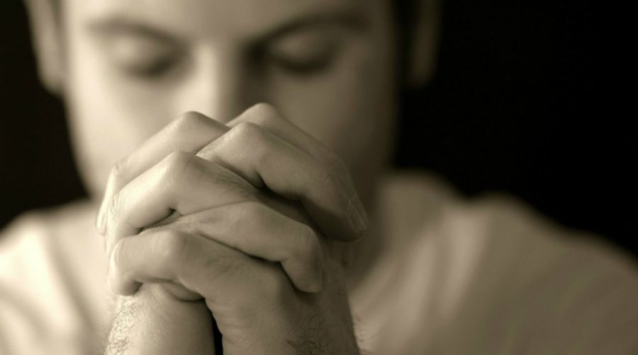 Мужчина молится